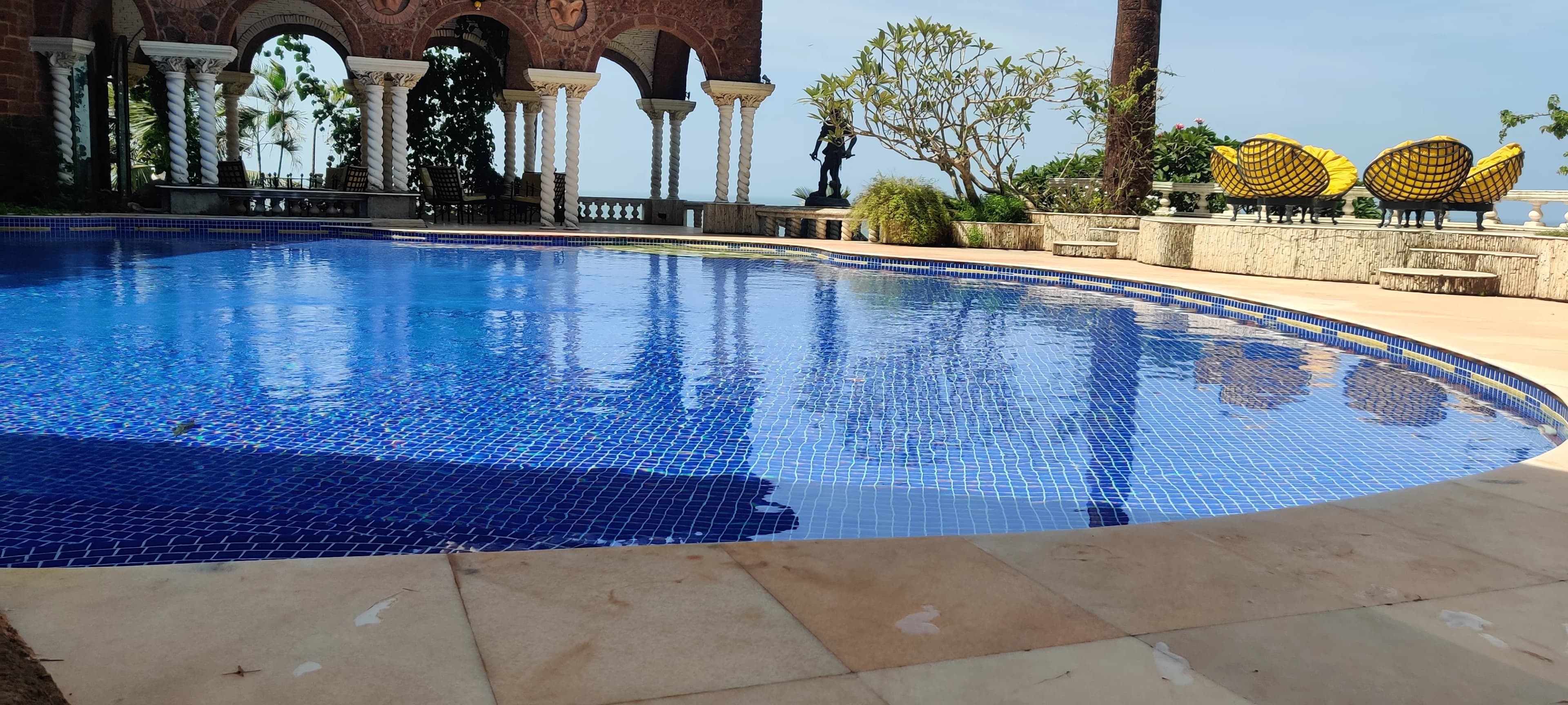 Luxury pool and property by Dazzling Pools